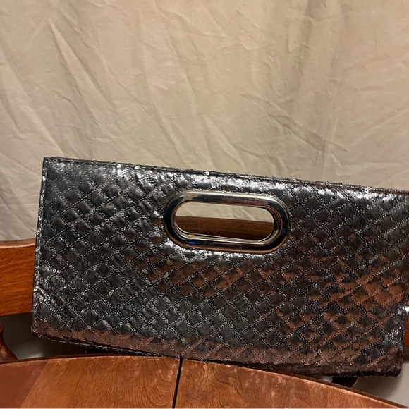 CHATEAU Silver Sequin Clutch 👛 - Picture 2 of 4